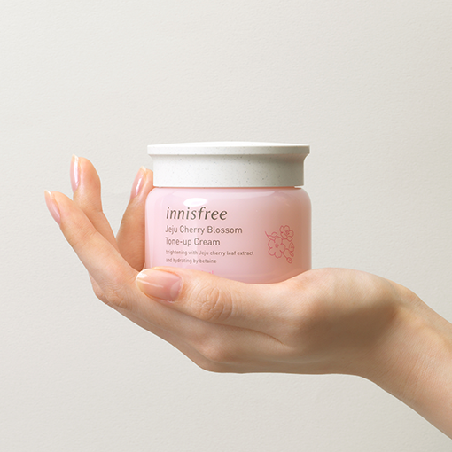 [Innisfree] Тональный крем Dewy glow - с цветками вишни Чеджу 50 мл